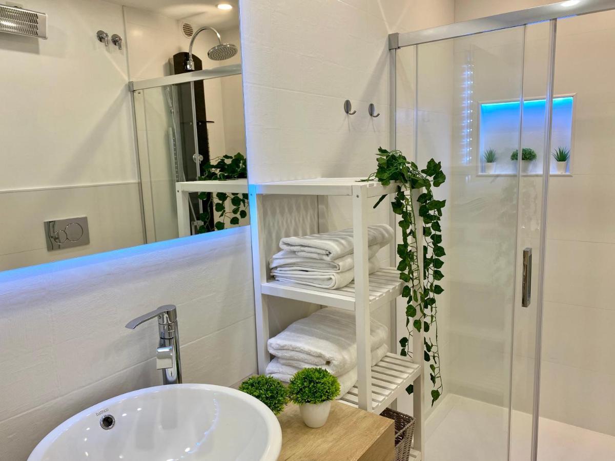 מאלגה Suite Breeze - Private Heated Pool מראה חיצוני תמונה