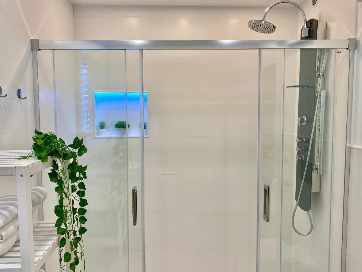 מאלגה Suite Breeze - Private Heated Pool מראה חיצוני תמונה